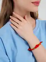 Красный браслет из шнура, с узелками, оберег