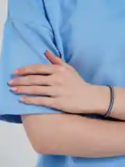 Голубой браслет с бусами плетеный