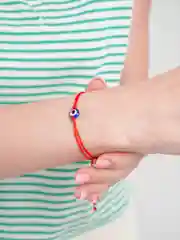 Коралловый браслет, красная нить