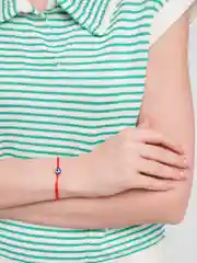 Коралловый браслет, красная нить