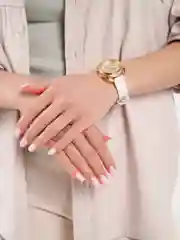 Молочный женские кварцевые часы