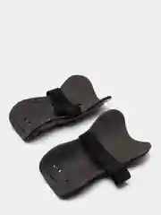 Черный щитки футбольные