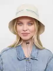 Молочный панама с надписью