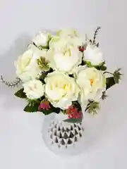 Молочный искусственные цветы пионы, камелии, розы, букет