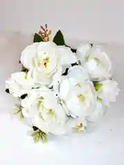 Белый искусственные цветы пионы, камелии, розы, букет