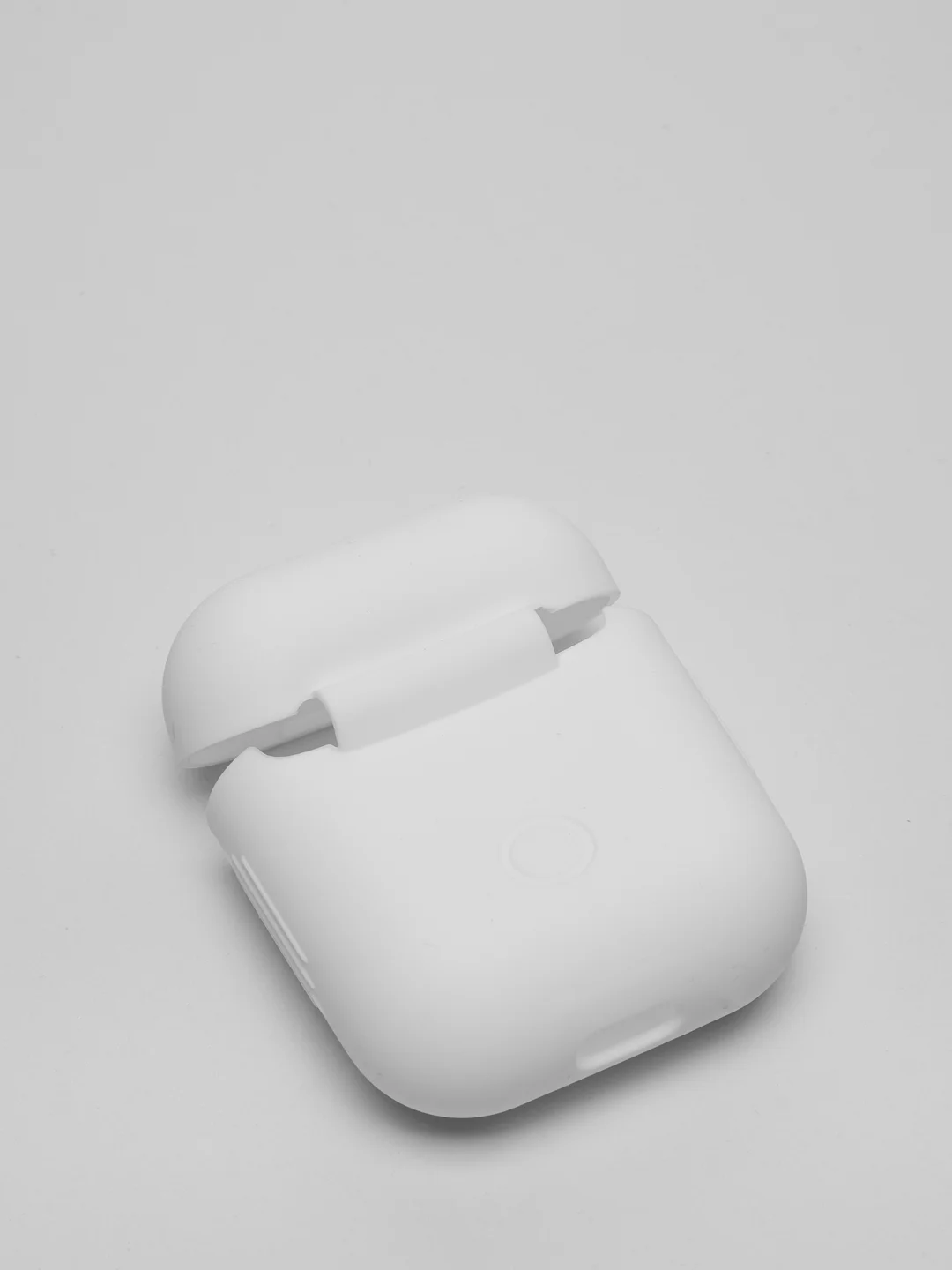 Белый чехол для наушников Apple AirPods