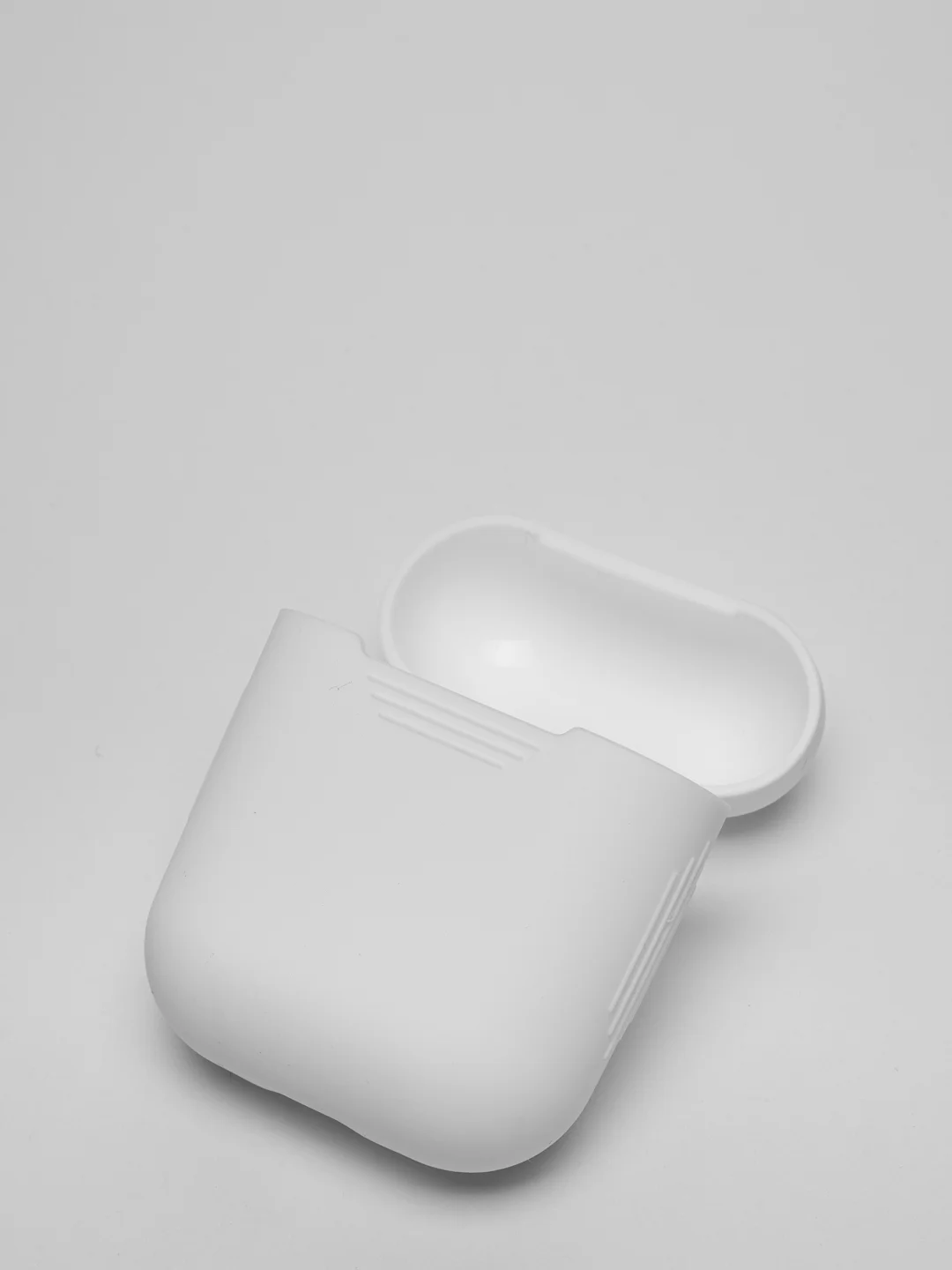 Белый чехол для наушников Apple AirPods