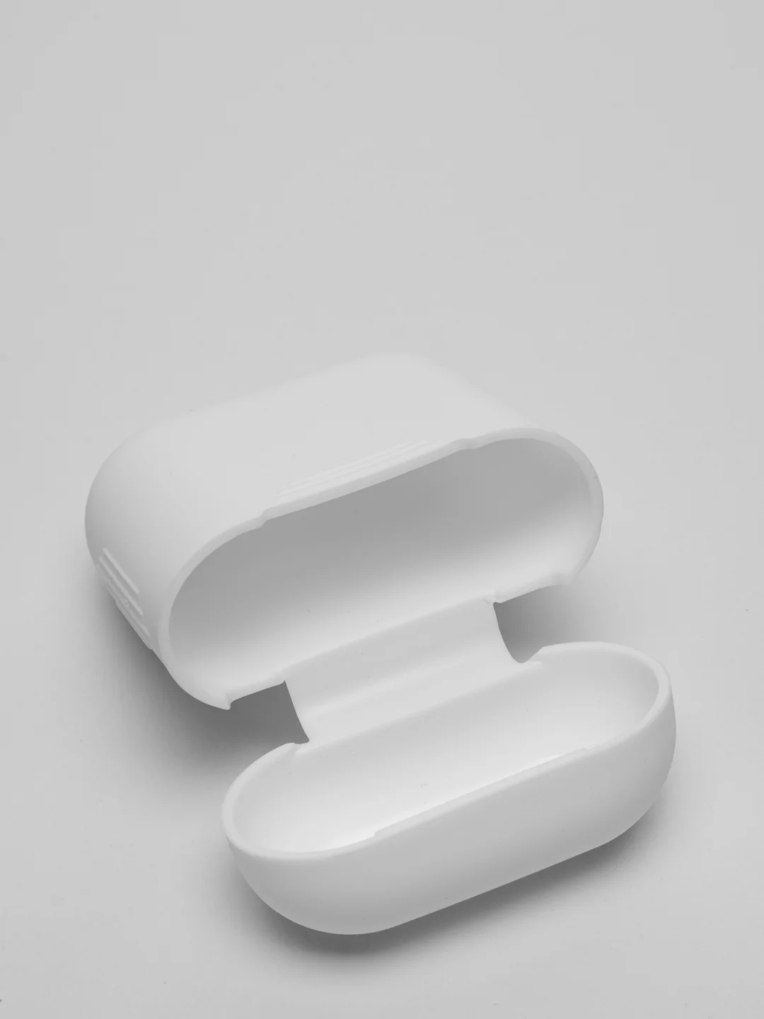 Белый чехол для наушников Apple AirPods