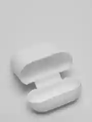 Белый чехол для наушников Apple AirPods