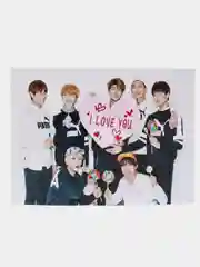 Молочный гибкий магнит на холодильник "BTS" с изображениями участников популярной группы