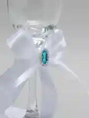 Свадебные бокалы в белом цвете, с голубым камнем