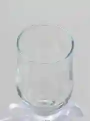 Свадебные бокалы в белом цвете, с голубым камнем