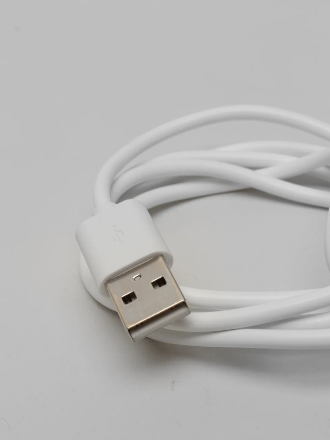Автомобильное зарядное устройство (АЗУ) Naisu  (Lightning, Type-C, Micro), белый. Кабель в комплекте.