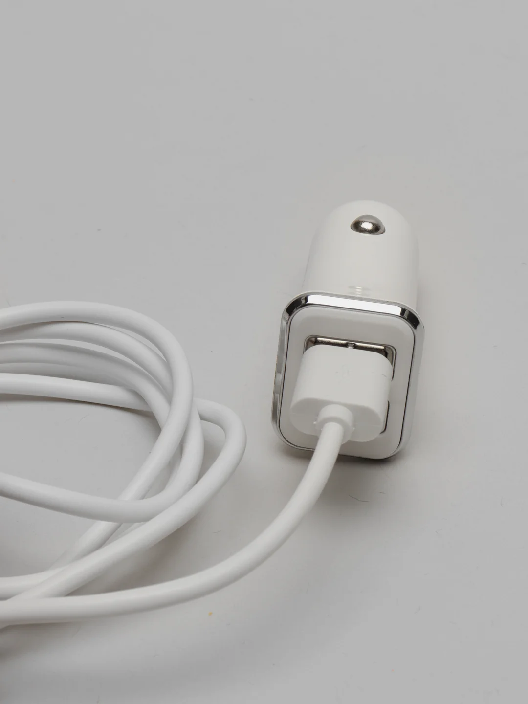 Автомобильное зарядное устройство (АЗУ) Naisu  (Lightning, Type-C, Micro), белый. Кабель в комплекте.