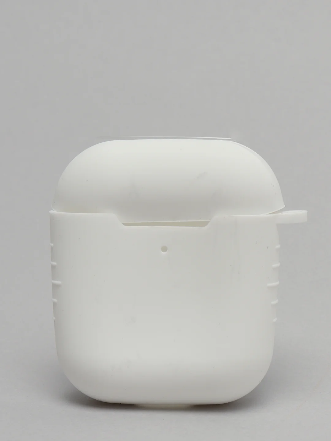 Белый силиконовый чехол для наушников Apple Airpods 1, 2 с карабином