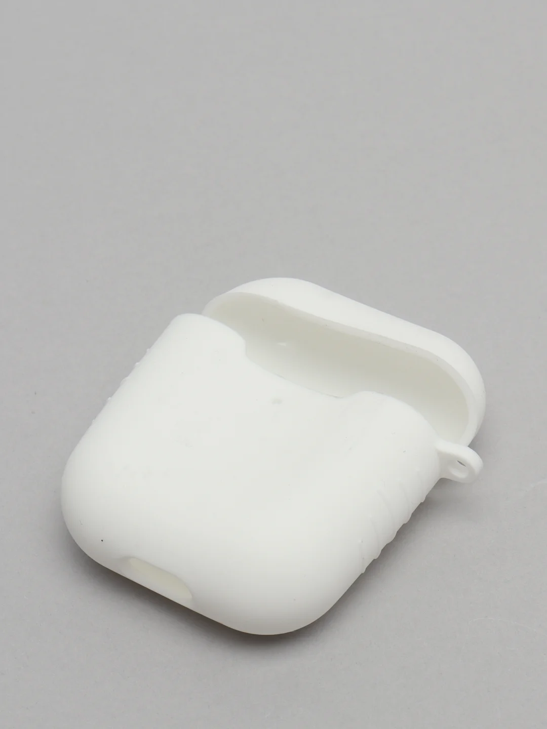 Белый силиконовый чехол для наушников Apple Airpods 1, 2 с карабином