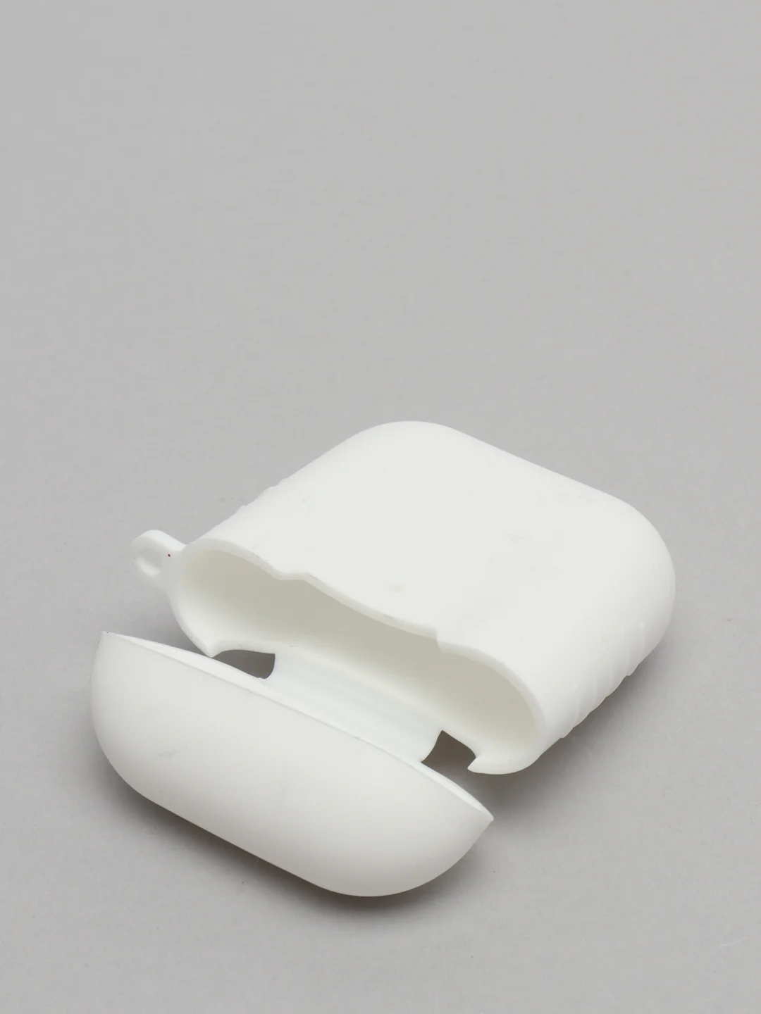 Белый силиконовый чехол для наушников Apple Airpods 1, 2 с карабином