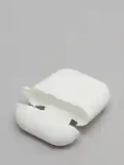 Белый силиконовый чехол для наушников Apple Airpods 1, 2 с карабином