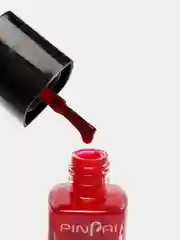 Алый лак для ногтей