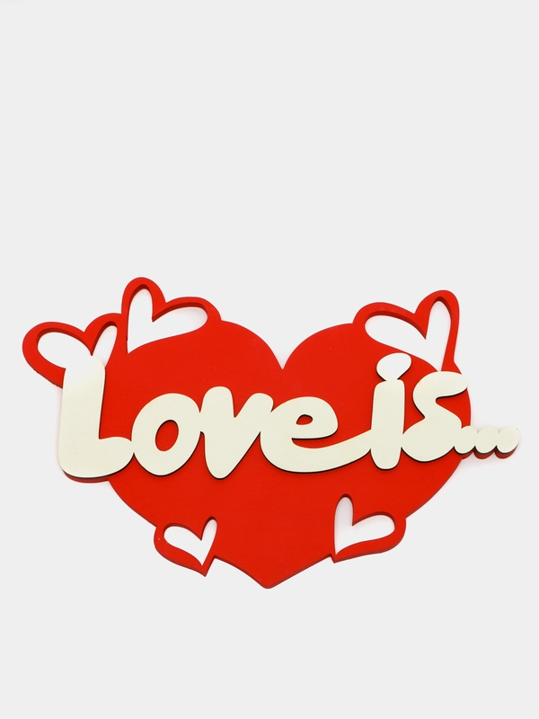 Надпись "Love is" для фотосессии