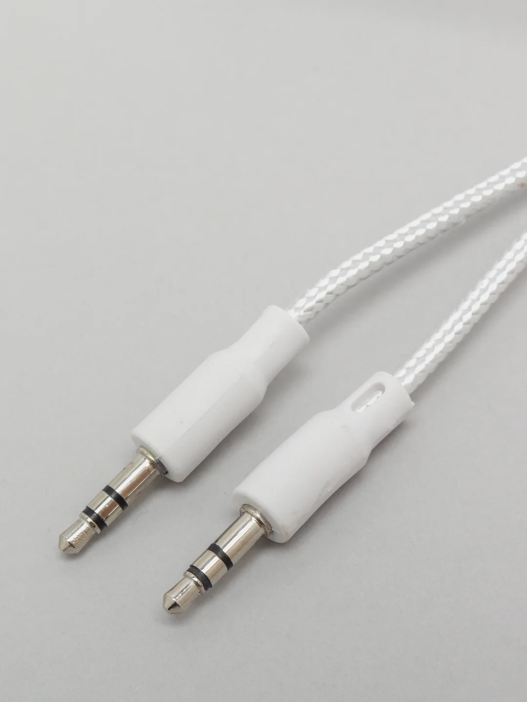 Серебряный кабель AUX в тканевой оплетке, AUX jack 3.5 мм, 0,85 м