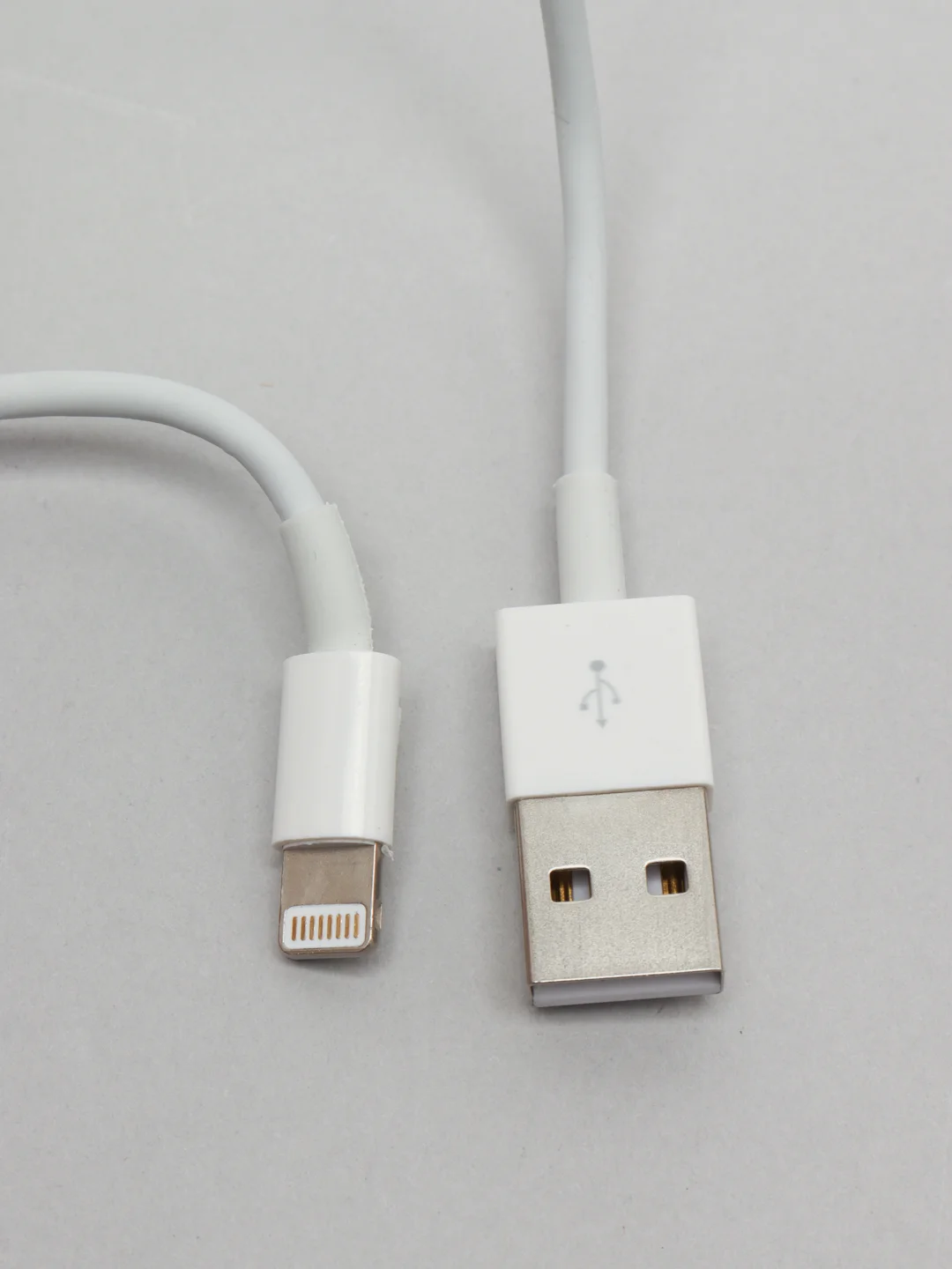 Белый кабель для зарядки устройств Apple iPhone iPad Lightning, 1 м