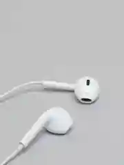 Белый наушники беспроводные спортивные Denmen DL01, с микрофоном, влагозащищенные, с магнитом