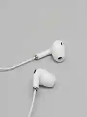 Белый наушники беспроводные Denmen DL02, с микрофоном, влагозащищенные, с магнитом