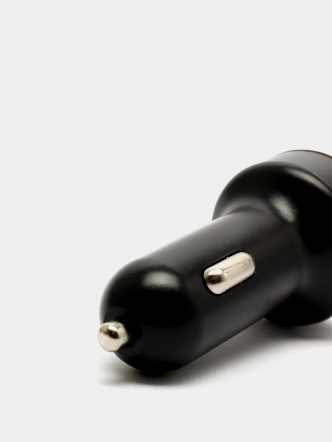 Черный автомобильное зарядное устройство с двумя USB выходамии с индикацией напряжения  12V-24V