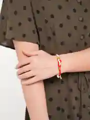 Алый браслет из шнура, с узелками, оберег