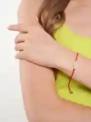 Желтый браслет-узел, плетеная фенечка
