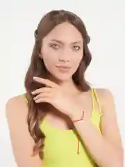 Зеленый браслет с красной  нитью