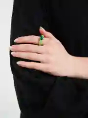 Зеленый кольцо женское из эпоксидной смолы с камнем