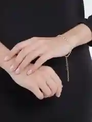 Браслет с белыми бусинами