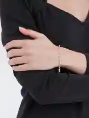 Браслет с белыми бусинами