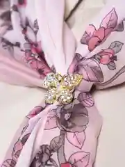 Бордовый брошь-зажим