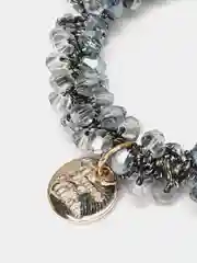 Серебряный резинка для волос с камнями, бусинами на подвеске