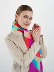 Алый палантин женский
