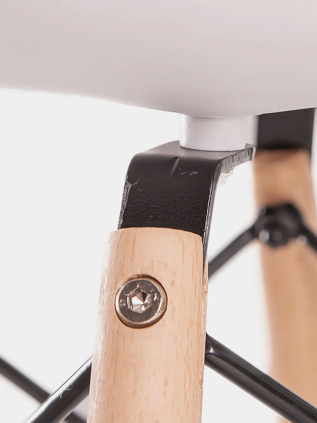Белый стул дизайнерский Eames
