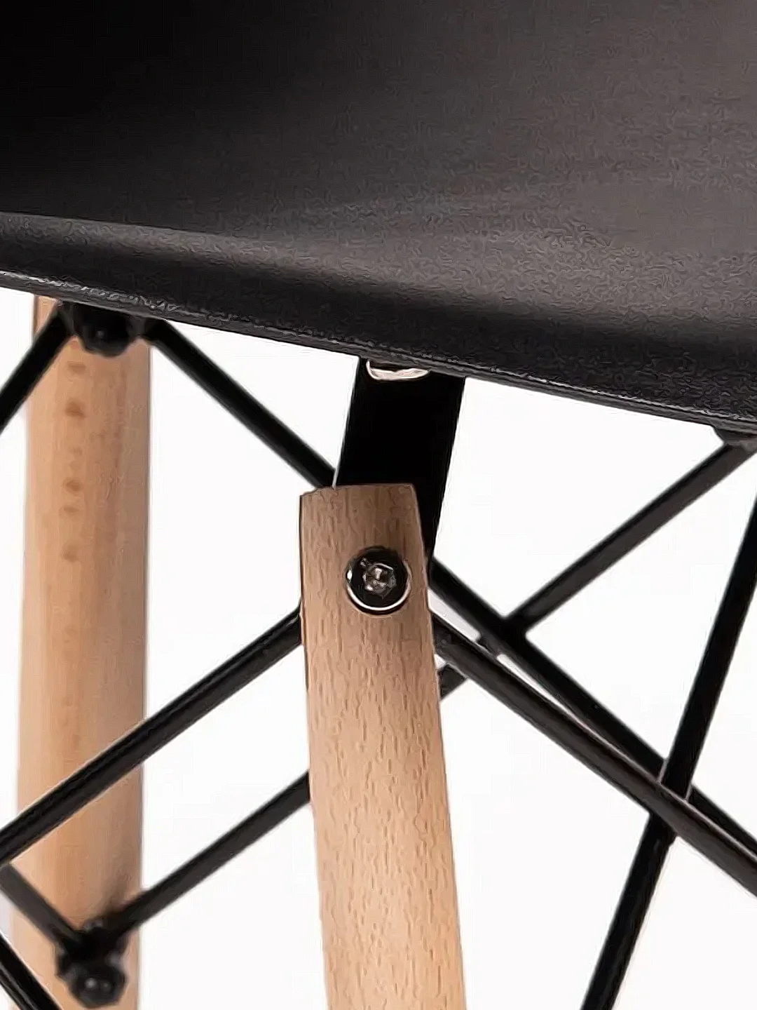 Черный стул дизайнерский Eames