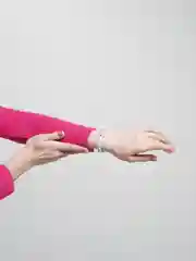 Голубой браслет с бусинами