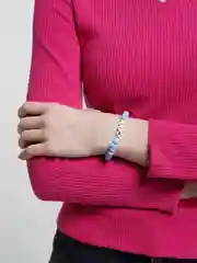 Голубой браслет с бусинами