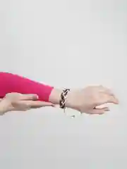 Багровый браслет плетеный