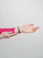 Багровый браслет плетеный
