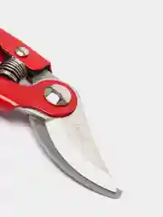 Красный садовый секатор профессиональный