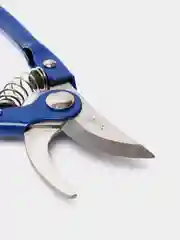 Красный садовый секатор профессиональный