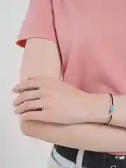Браслет с голубым камнем на руку
