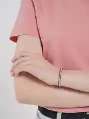 Голубой браслет с бусами плетеный
