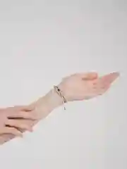 Голубой браслет с бусами плетеный