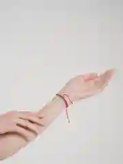 Красный браслет с бусами плетеный